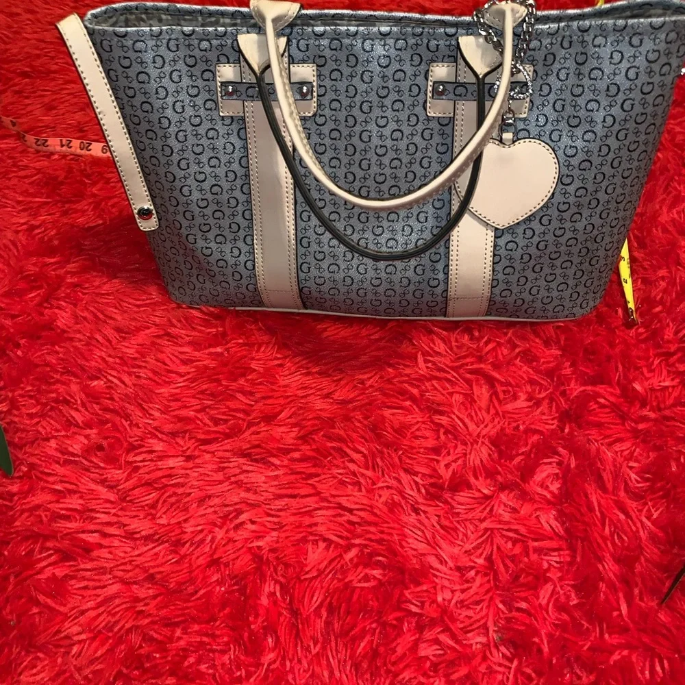Large Guess Tote - Picture 2 of 5